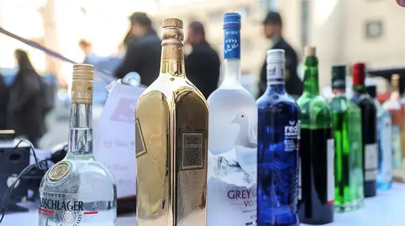 پلیس تهران مشروب لاکچری 3 میلیونی را کشف کرد / الکل با طعم طلا+ تصاویر