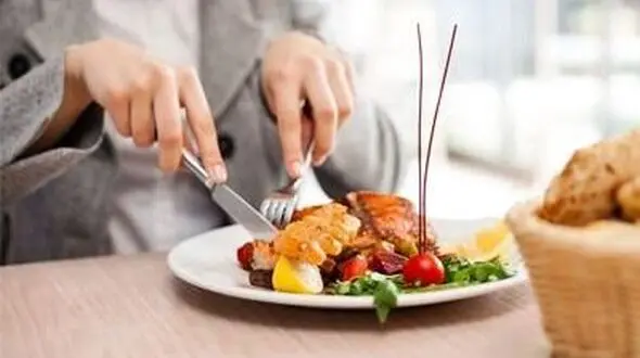 سرعت غذا خوردن شما چقدر است؟ تکنیک‌ هایی برای غذای آرام‌ تر و سالم‌ تر