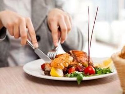 سرعت غذا خوردن شما چقدر است؟ تکنیک‌ هایی برای غذای آرام‌ تر و سالم‌ تر