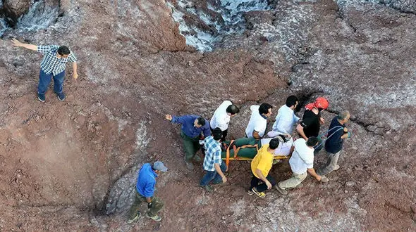  عملیات نجات سرنشین پاراگلایدر سقوط کرده در قم + تصاویر