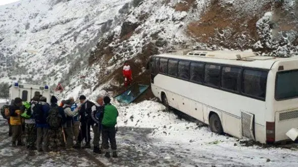 تصادف شدید اتوبوس با کوه در گردنه حیران + عکس