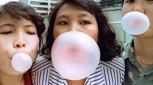 جویدن آدامس در این کشور حبس دارد!