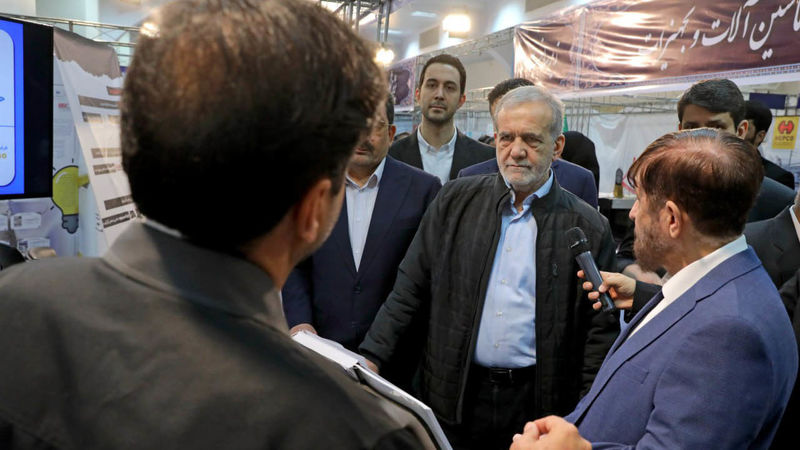 پزشکیان و ظریف از نمایشگاه پیشگامان پیشرفت بازدید کردند