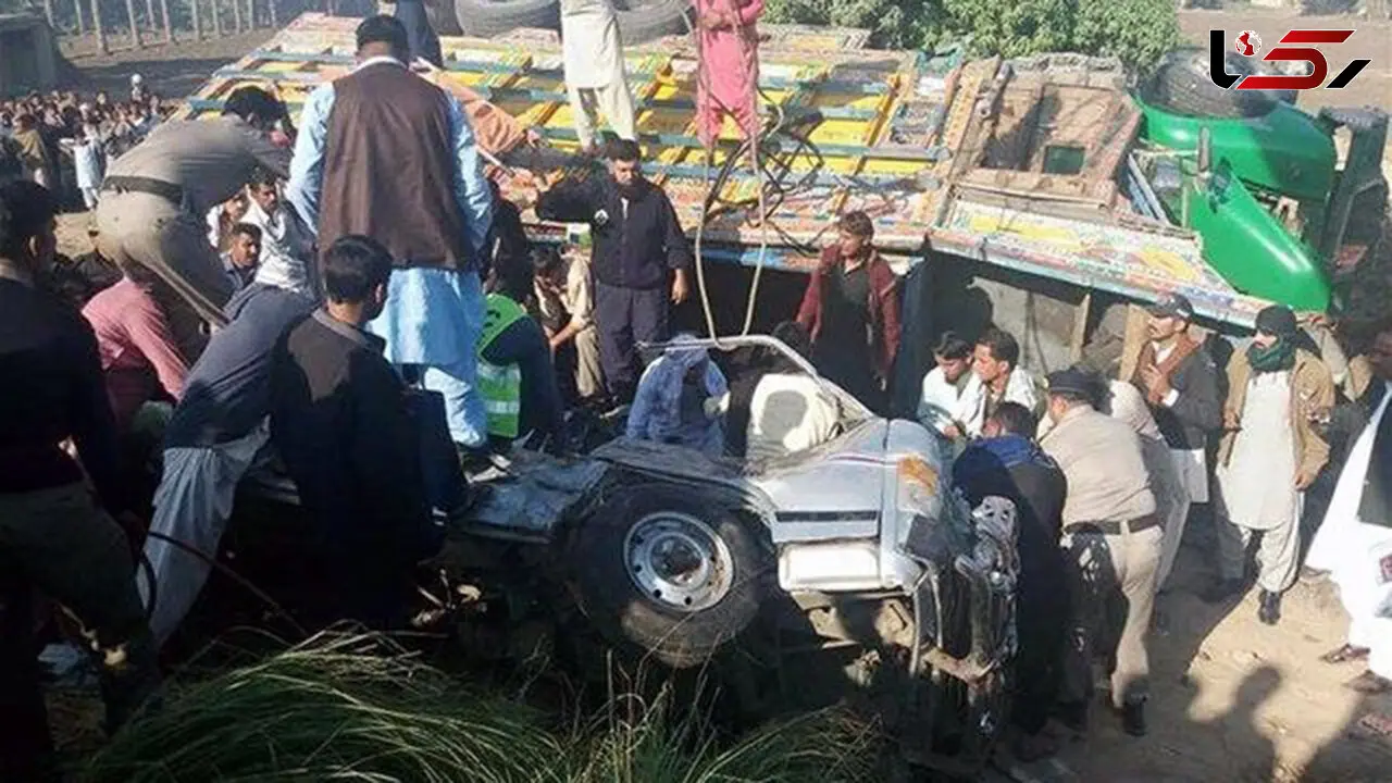 فیلم واژگونی یک کامیون حامل مهاجران در افغانستان با 18 کشته و ده‌ ها زخمی