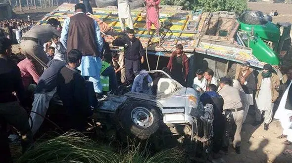 فیلم واژگونی یک کامیون حامل مهاجران در افغانستان با 18 کشته و ده‌ ها زخمی