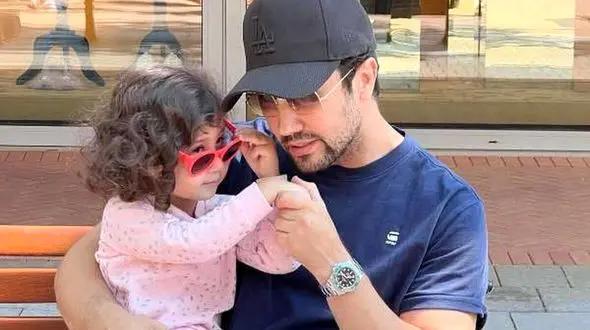 نقاشی اختصاصی نبات برای پدرش، شاهرخ استخری بازیگر "جوکر" / عاشقانه های پدر دختری؛ آغوش پدر یه چیز دیگس + عکس