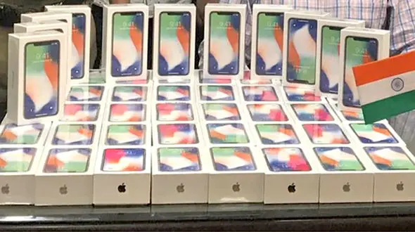 دستگیری یک مرد با 100 آیفون ایکس در فرودگاه +عکس