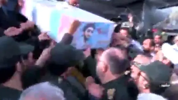 ورود پیکر شهید حججی به مشهد برای طواف در حرم امام رضا(ع) + فیلم