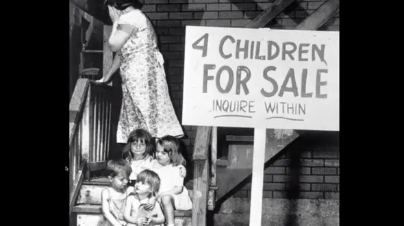 این مادر 4 فرزندش را به حراج گذاشت/ باز هم باردار بود! +عکس /در آمریکا رخ داد