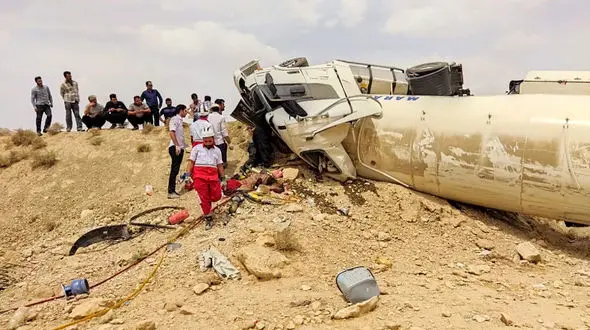 عکس دلهره آوار از واژگونی تریلی در جاده بیشه دراز