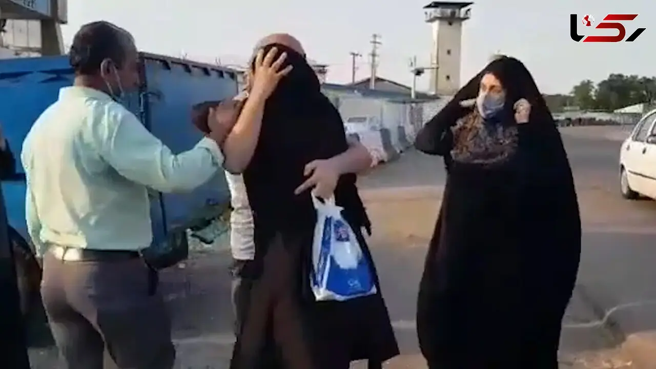 لحظه آزادی جوان اعدامی از زندان و دست بوسی مادر! / اشک هایی عبرت آموز! + فیلم و جزییات