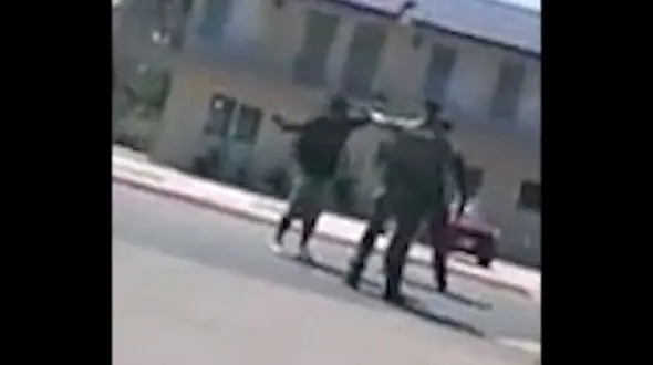 پلیس آمریکا یک بی‌خانمان را کٌشت + فیلم