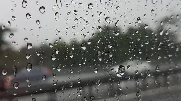  فیلم غرق شدن  مینی‌بوس در آبگرفتگی خیابان‌های یزد !
