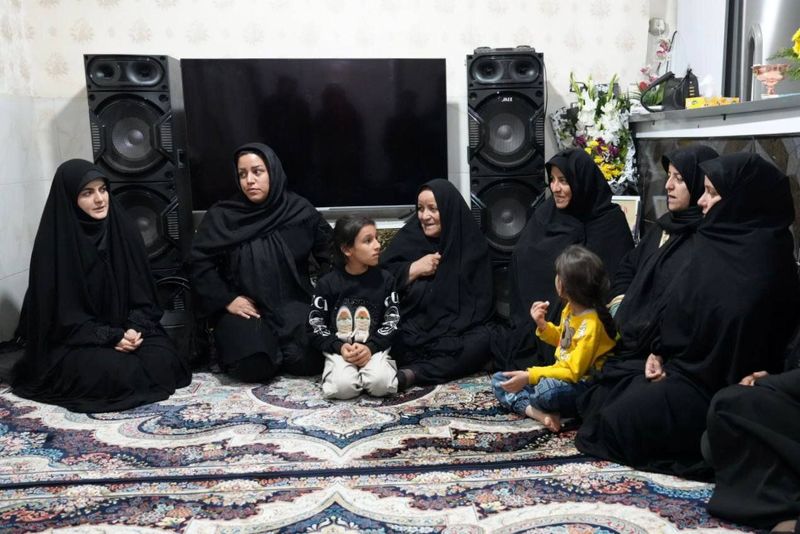 دختر پزشکیان به دیدار خانوادهٔ شهید رحیم‌پور رفت
