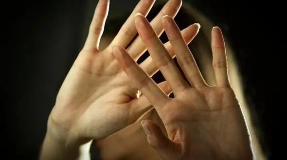 جنجال ختنه کردن شیلا دختر 7 ساله / مادرم و چند زن همسایه مرا محکم گرفتند تا آن اتفاق بیفتد / مجلس عراق وارد ماجرا شد