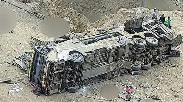 سقوط مرگبار اتوبوس به پرتگاه در پرو / مسافران کارمند یک شرکت خصوصی بودند + عکس