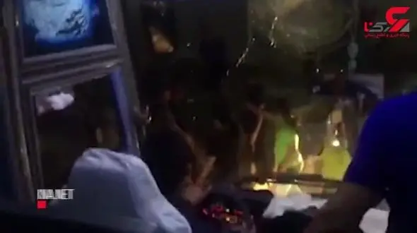 فیلم حمله وحشتناک  به اتوبوس استقلال / شیشه جلو پودر شد !