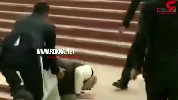 سقوط نخست وزیر هند هنگام بالا رفتن از پله ها + فیلم