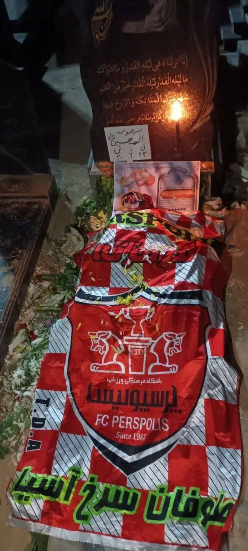 تصویری از مزار الهه‌حسین‌نژاد با پرچم پرسپولیس