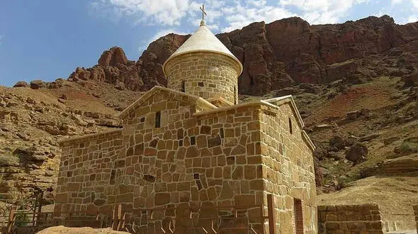 عبادتگاهی آسمانی در جوار رودخانه‌+عکس
