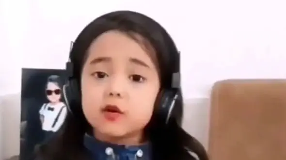 آواز شاد؛ رقص و خوندن دختر سه ساله که واسه مریضیش میخونه عشق میکنی از روحیش