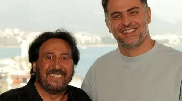 فیلم / شهرام شب‌پره در گفت و گو با علی ضیا: بعد از انقلاب وقتی به آمریکا رسیدم پول تاکسی هم نداشتم / ابی زن ذلیل است/ اندی و کوروس را من آوردم/ اشتهار "معین" از پازوکی است