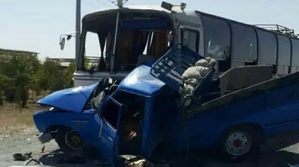 عکس وحشتناک از تصادف مرگبار نیسان آبی با اتوبوس در جاده خاش به زاهدان + جزییات