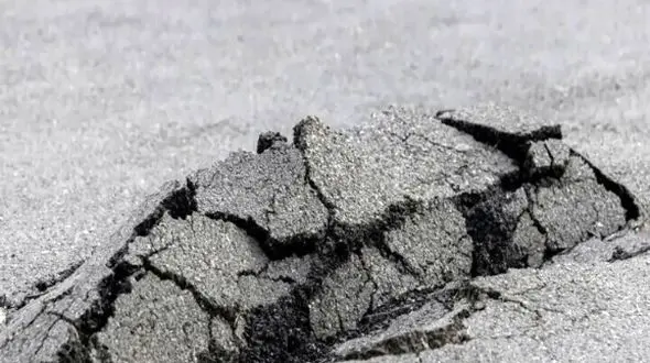 لحظه وحشتناک فرو ریختن خیابان زیر پای یک زن جوان +ویدئو