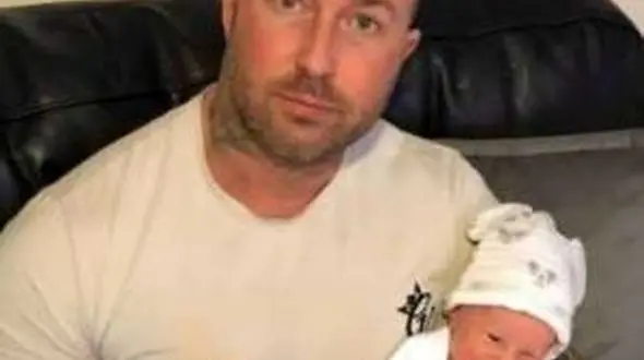 شوخی دردسر ساز پدر با نوزاد 5 روزه اش/ پای پلیس به میان آمد+ عکس