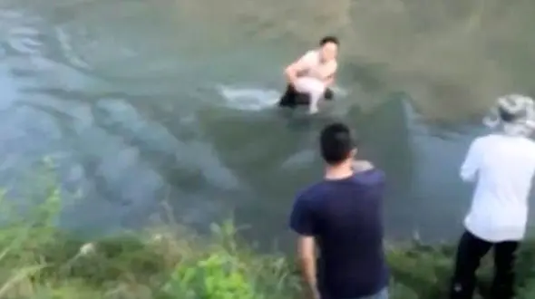 پیکر بی جان دختربچه 3ساله بر روی رودخانه شناور بود +عکس