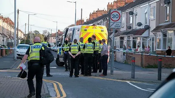 فرار مرد بدون لباس از پنجره یک خانه ! / آماده باش پلیس / انگلیس