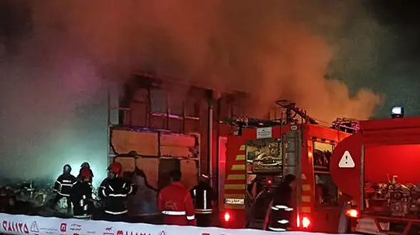 آتش سوزی هولناک در بلوار هدایت مشهد/ خسارت سنگین در پی شعله‌های سوزان