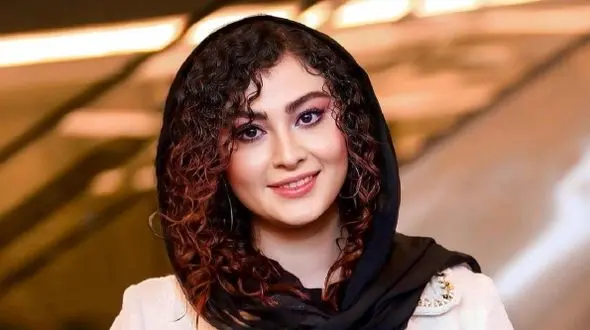 فیلم / نگاهی به چیدمان  کرم و سفید رنگ خانه مجردی لوکس مریم مومن / طراحی با چوب فندقی رنگ در دکوراسیون داخلی خانه و ....