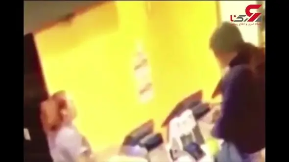 مشتری بی اعصاب قهوه را بر روی صورت مدیر رستوران ریخت! + فیلم