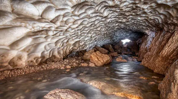 خطر مرگ! در غار یخی در چله تابستان