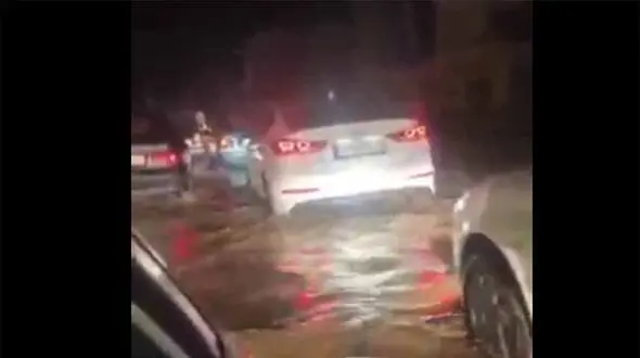 فیلم دلهره آور از  بارش شدید باران و جاری شدن سیلاب در قم