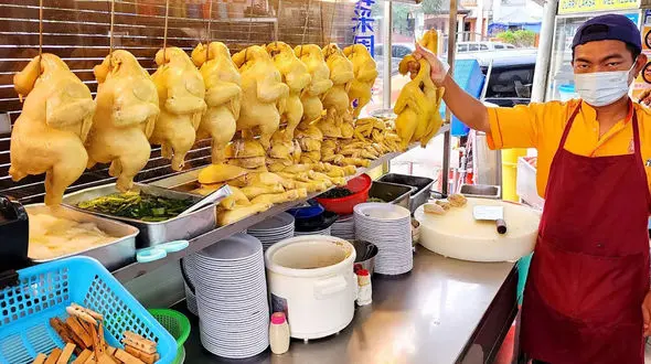 پخت مرغ سوخاری در خیابان‌ های مالزی؛ تماشای آشپزی خیابانی کوالالامپور + فیلم