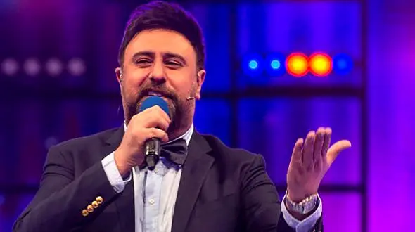 فیلم آواز باشکوه محمد علیزاده به زبان ترکی در صداتو / کل سالن باهاش خوند اولماز اولماز...