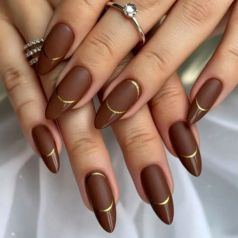 دیزاین ناخن مینیمال قهوه  ای جذاب