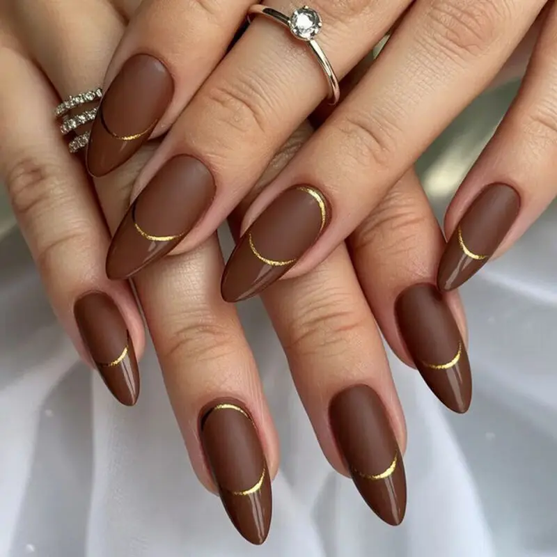 دیزاین ناخن مینیمال قهوه  ای جذاب