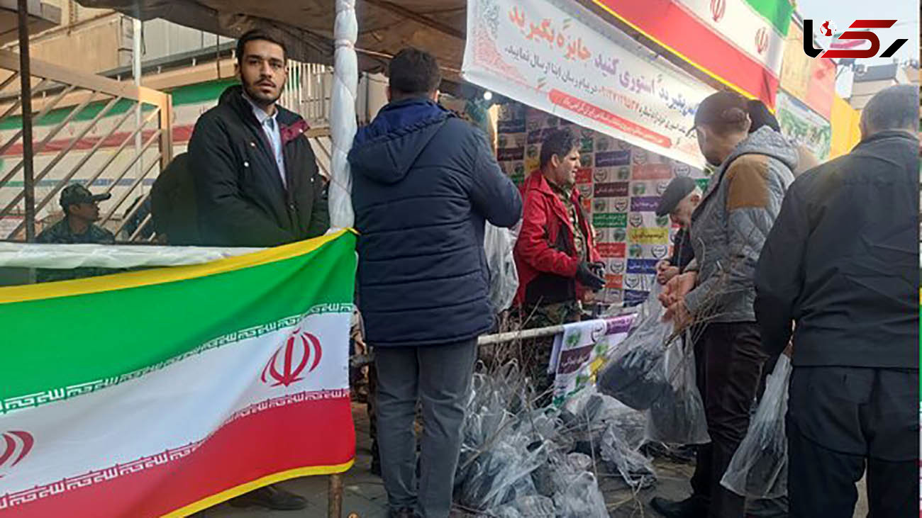  نهال رایگان در مراسم راهپیمایی 22 بهمن توزیع کرد