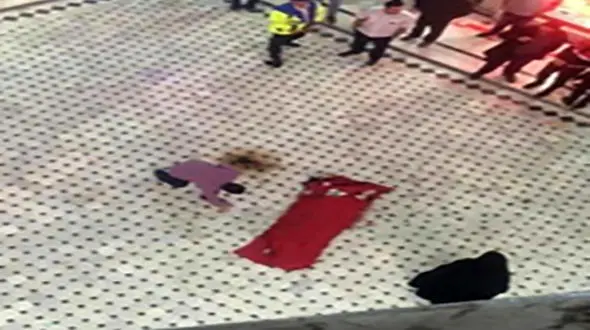 پسر قمی خود را از پاساژ الزهرا به طبقه همکف پرتاب کرد+ عکسی فجیع