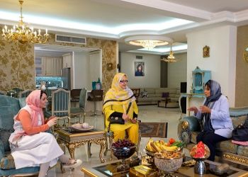 فیلم/ نگاهی به چیدمان شاهانه و باشکوه منزل حوریه مقدم در «شام ایرانی»/ از مبلمان سلطنتی و تابلوهای هنری تا فرش اصیل ایرانی و آشپزخانه لوکس