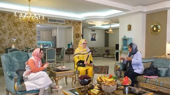 فیلم/ نگاهی به چیدمان شاهانه و باشکوه منزل حوریه مقدم در «شام ایرانی»/ از مبلمان سلطنتی و تابلوهای هنری تا فرش اصیل ایرانی و آشپزخانه لوکس