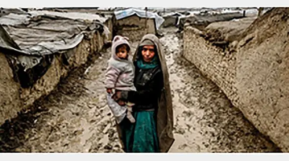 تصویر دنیای غم انگیز آوارگی زن و کودک افغان در یک قاب +عکس