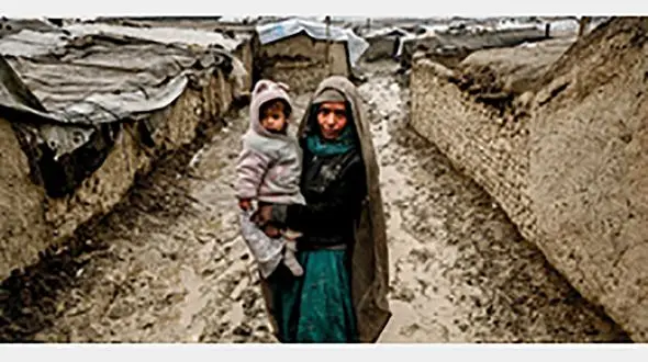 تصویر دنیای غم انگیز آوارگی زن و کودک افغان در یک قاب +عکس