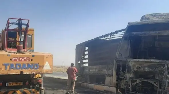 حریق در تصادف تریلی با تیر چراغ برق در سرخه
