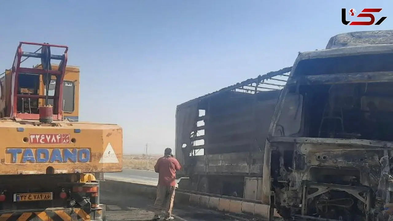 حریق در تصادف تریلی با تیر چراغ برق در سرخه
