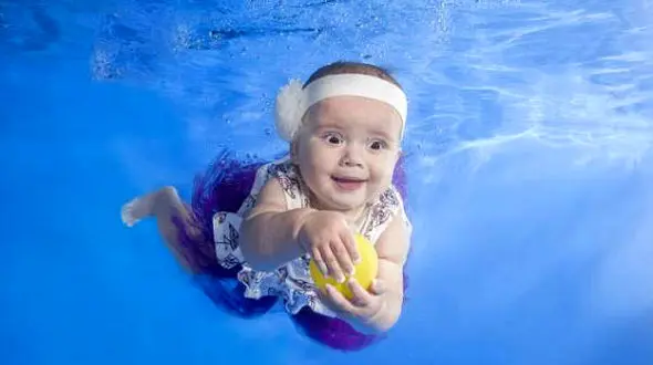  غواصی نوزادی شجاع در عمیق ترین آب های جهان+عکس