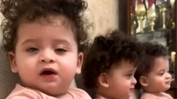 فیلم آواز شاد /  سه قلوهای فرفری یهو آهنگ پلی میشه با اون چشای رنگیشون ببین چیکار میکنن